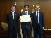((左から)永田恭介学長・河辺徹教授・木越英夫副学長(研究担当))