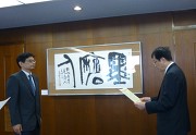 (永田学長から表彰状を受け取る河辺徹教授)