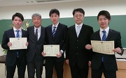 （写真：左より石渡さん，渋田氏，加納さん，川島宏一社会工学類長，鈴木さん）