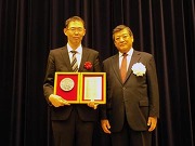 左:鈴木義和准教授、右:林哲也粉体粉末冶金協会会長