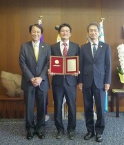 (左から順に)永田学長、合原一究助教、木越副学長