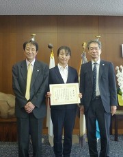 (左から)永田恭介学長・菅谷純子教授・木越英夫副学長