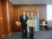 (左から、永田恭介学長、瀬谷祐一技術専門職員)