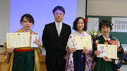 （写真：左から小松?ｱ諒子さん，川島宏一社会工学類長，中村彩音さん，小野あかりさん）